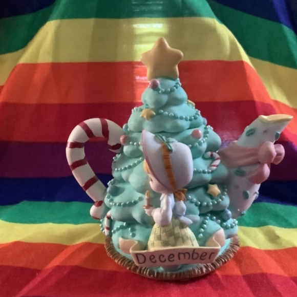 Precious Moments December Christmas Tree Teapot Figurine Vintage Collectible - Picture 1 of 4